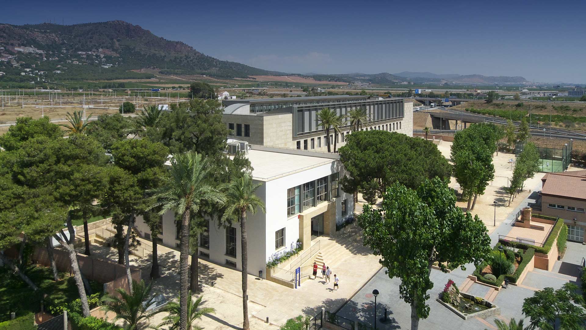 Caxton College